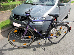 Fahrrad und VW Touran nach einem Unfall; anklicken zum Vergr&ouml;&szlig;ern
