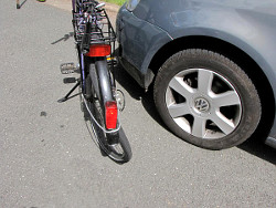 Fahrrad und VW Touran nach einem Unfall; anklicken zum Vergr&ouml;&szlig;ern