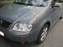 Markierung der Unfallspuren am VW Touran; anklicken zum Vergr&ouml;&szlig;ern