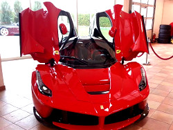 Ferrari La Ferrari mit ge&ouml;ffneten Fl&uuml;gelt&uuml;ren; anklicken zum Vergr&ouml;&szlig;ern