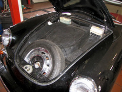 Porsche 356 Cabrio mit ge&ouml;ffnetem Kofferdeckel; anklicken zum Vergr&ouml;&szlig;ern