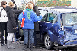 Autounfall - Wenn es gescheppert hat, unbedingt bis zur Kl&auml;rung warten und relevante Daten austauschen; Foto: ADAC/dpp-AutoReporter
