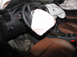 Unfallauto Audi - Cockpit Fahrerseite mit ge&ouml;ffneten Airbags; anklicken zum Vergr&ouml;&szlig;ern