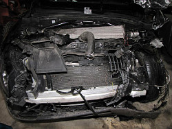 Unfallauto Audi - Frontansicht Motor; anklicken zum Vergr&ouml;&szlig;ern