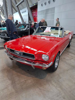 roter Ford Mustang Oldtimer; anklicken zum Vergr&ouml;&szlig;ern