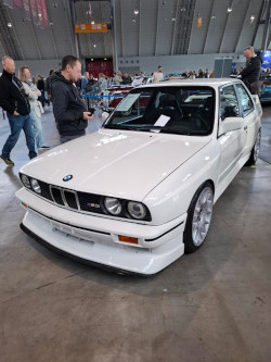 weißer BMW Oldtimer; anklicken zum Vergr&ouml;&szlig;ern