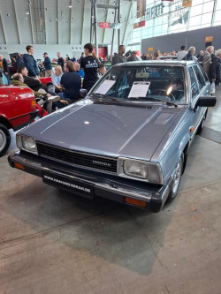 silberner Honda Oldtimer; anklicken zum Vergr&ouml;&szlig;ern