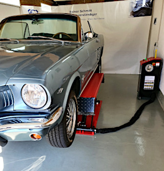 Oldtimer Ford Mustang beim Kfz-Sachverst&auml;ndigen Schmitt auf der Hebebühne